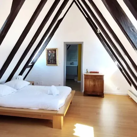 200m2 Triplex Proche Cathedrale Апартаменты *